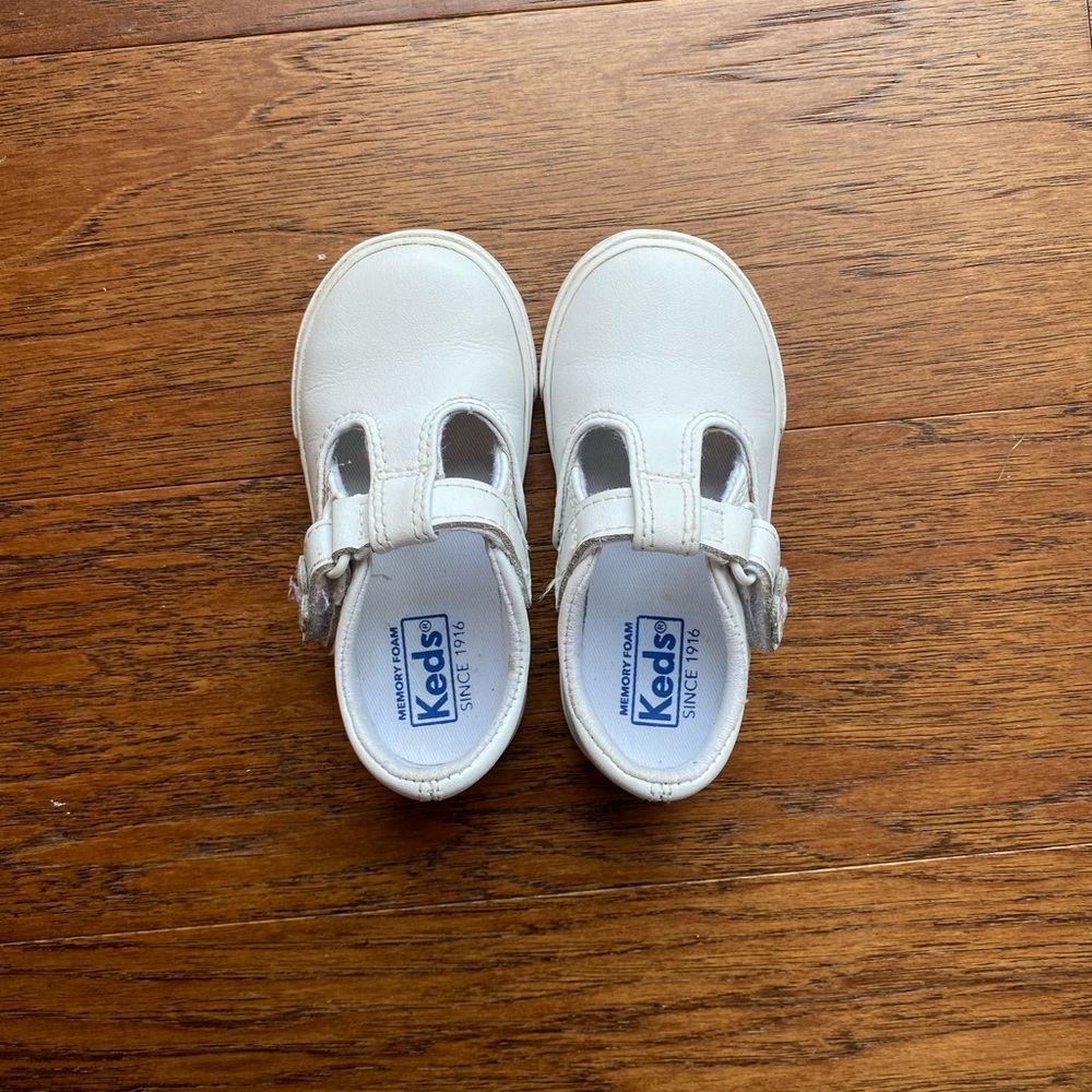 Keds Daphne T-strap Leather Sneaker Size 6